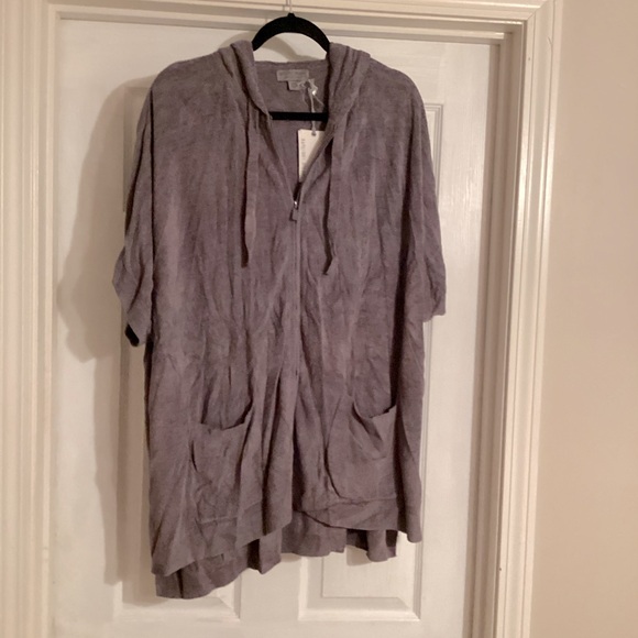 Barefoot Dreams Cozychic ultra light short sleeve zip up hoodie
Size L/XL. NWT - Picture 5 of 11